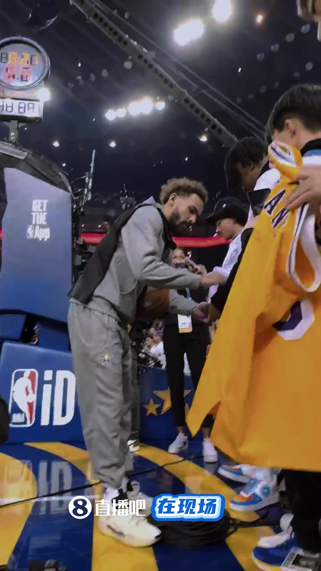 DB电子官网小吧抓拍📸吹羊和SGA给小球迷们签名 詹科库球衣来者不拒😁