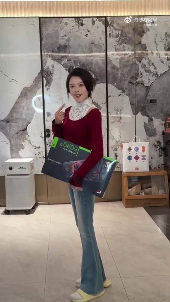 DB视讯官方登录入口手上拿的什么！骆歆晒手里的5090D显卡