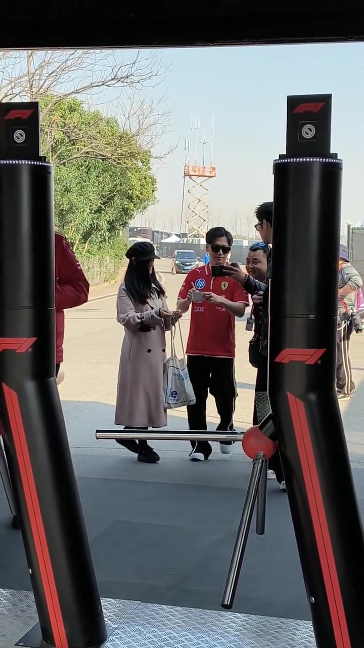 DG视讯官网平台F1中国大奖赛正在进行！法拉利车队储备车手周冠宇热情为车迷签名