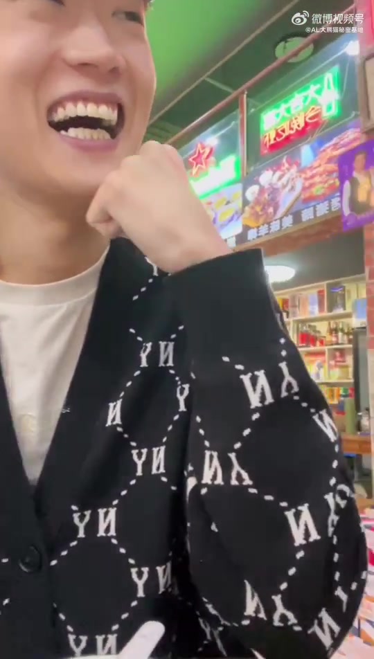 DB视讯官方登录入口电竞选手体能确实差呀😌AL分享爬山视频：Shanks手脚并用上山