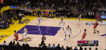 DB电子官网不怵大场面！新秀布泽利斯半场9中5拿10分 上演背运突破单臂暴扣