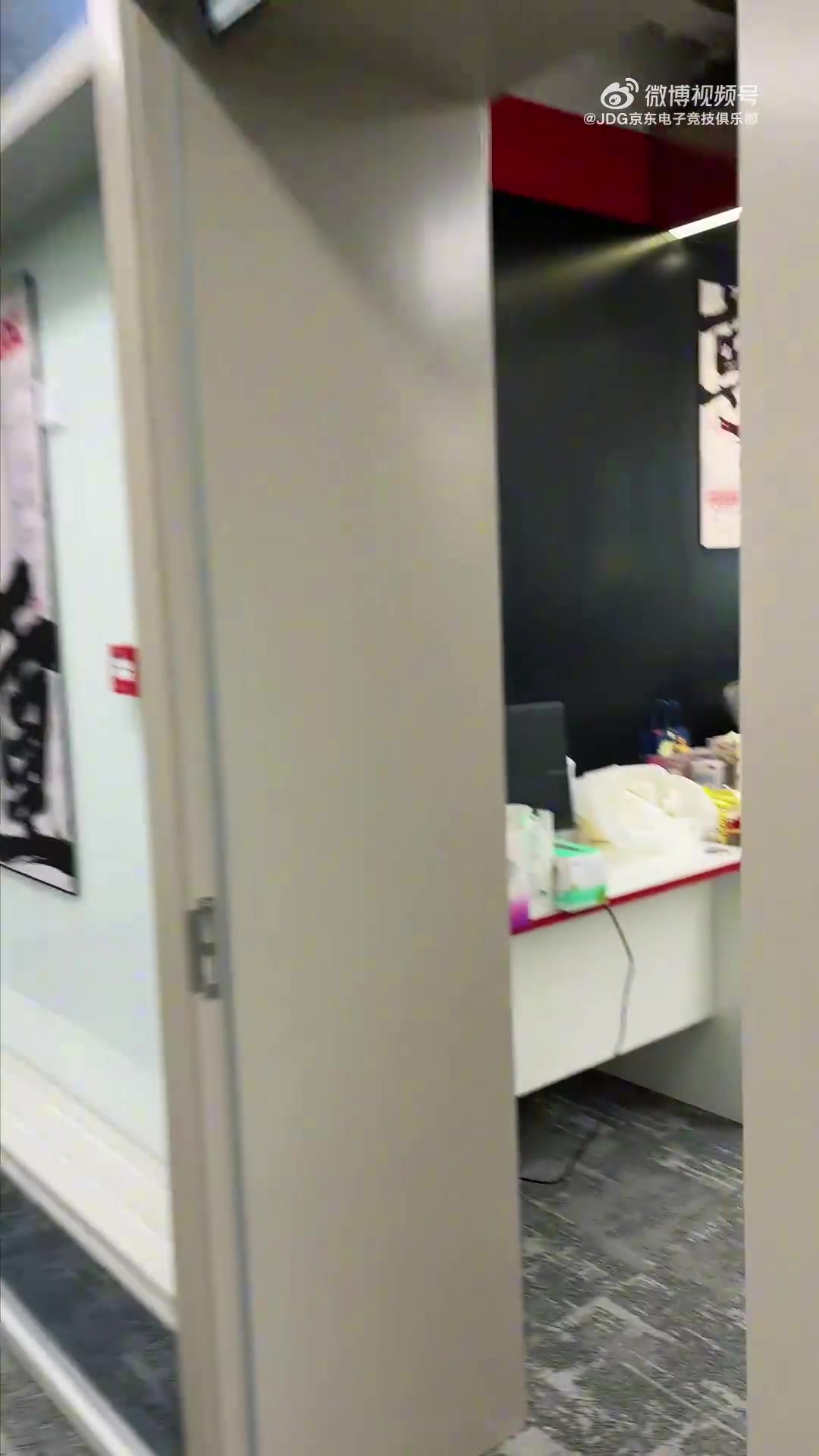 DG视讯官网平台JDG分享赛前Vlog：老朋友Taeyoon来找Peyz玩了