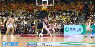 DB视讯官网顶防莫兰德时被撞到胸口!薛思佳:王哲林赛后第一时间去医院检查