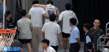 DB视讯官网顶防莫兰德时被撞到胸口!薛思佳:王哲林赛后第一时间去医院检查