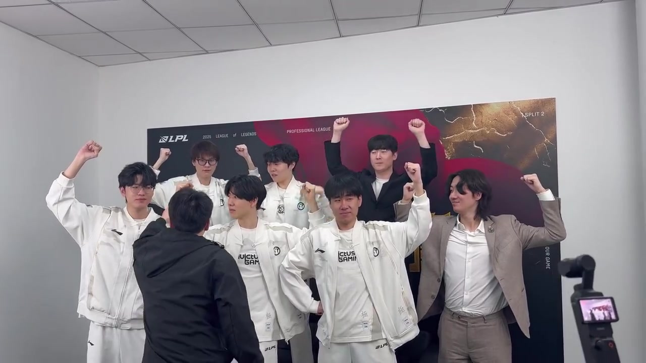 DB视讯官网iG分享队伍赛后大合照花絮：我带着会动的合照又来了