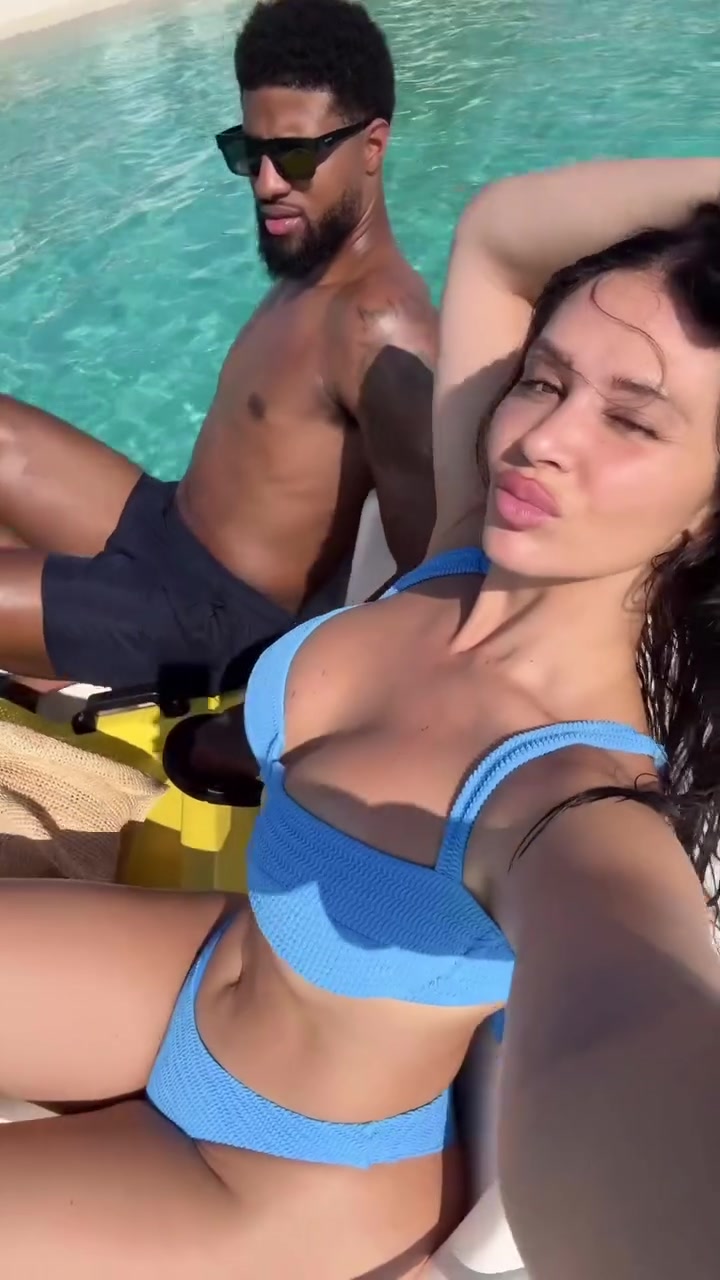 DB视讯官网🤩😘早早开启假期模式！乔治娇妻晒两人海边度假照🌞