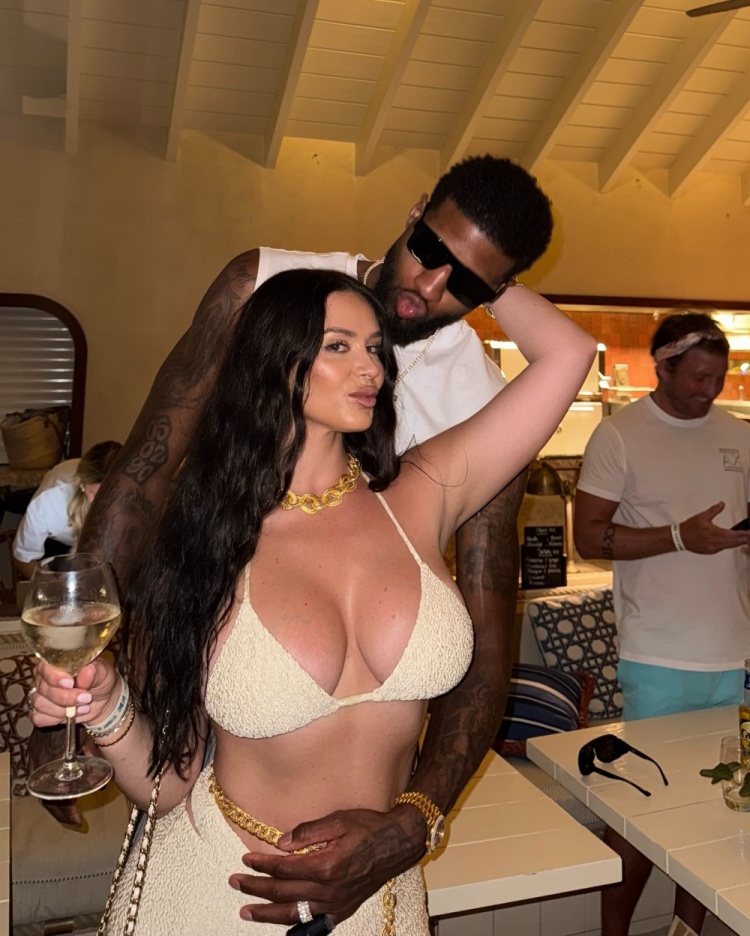 DB视讯官网🤩😘早早开启假期模式!乔治娇妻晒两人海边度假照🌞