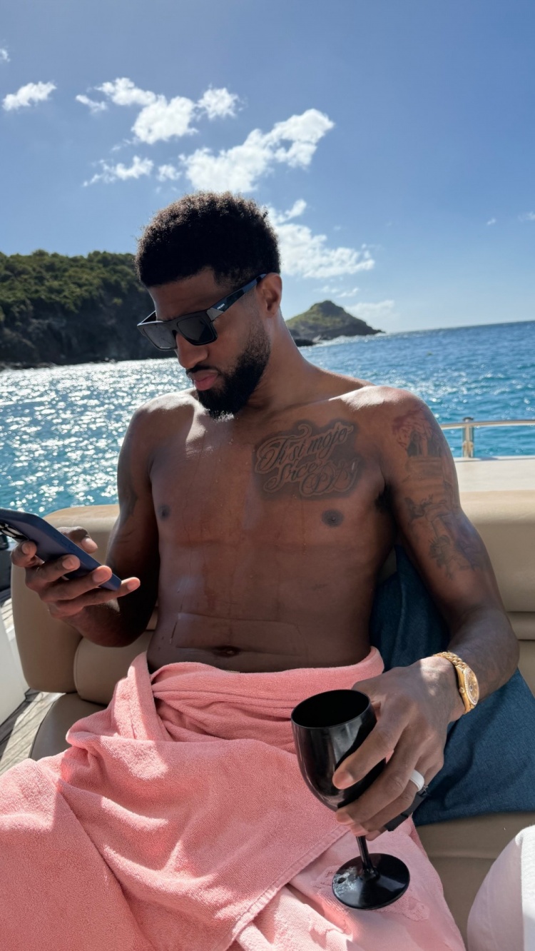 DB视讯官网🤩😘早早开启假期模式!乔治娇妻晒两人海边度假照🌞