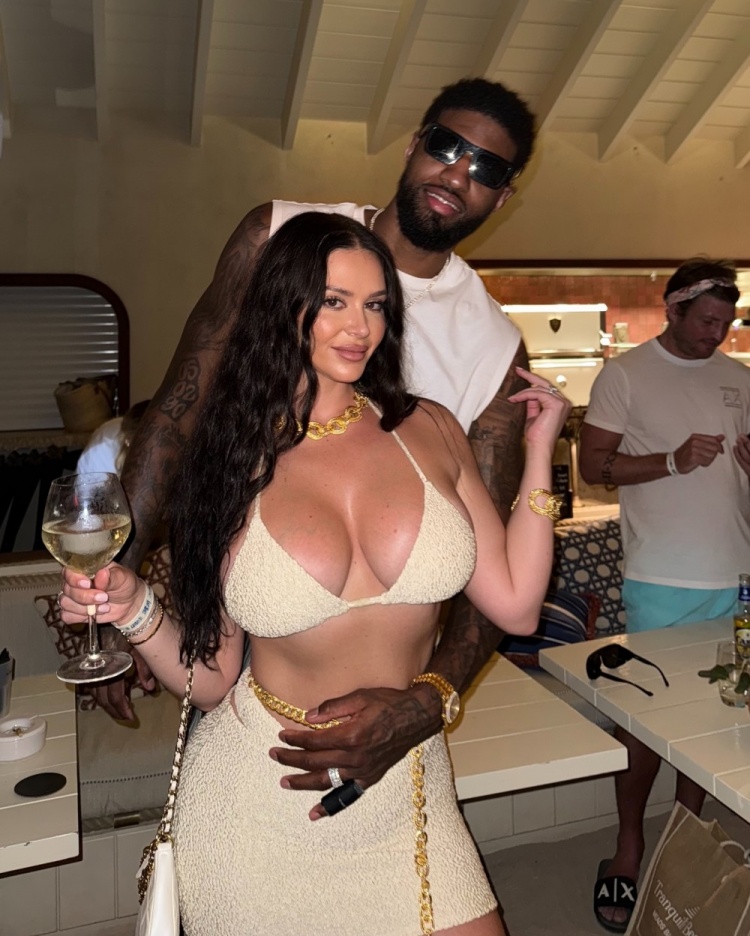 DB视讯官网🤩😘早早开启假期模式!乔治娇妻晒两人海边度假照🌞