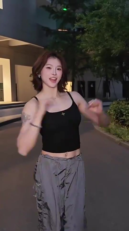 DB视讯官网太甜了😍吴艳妮社媒分享视频，经典手势配上单曲《热恋冰淇淋》