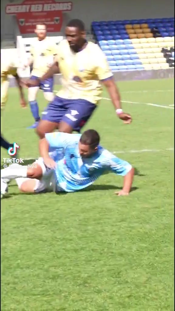 DB视讯百家乐胖了🥵34岁已退役的阿扎尔参加慈善赛，带球时不慎滑倒