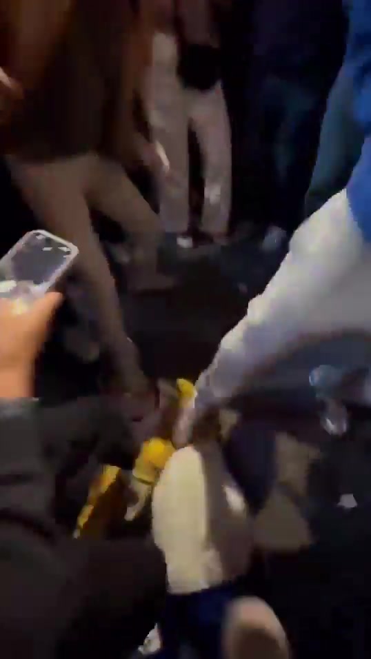 DB官网在线登录入口彻底疯狂🤯！尼克斯球迷围成圈 疯狂踩踏哈利伯顿娃娃😭😭