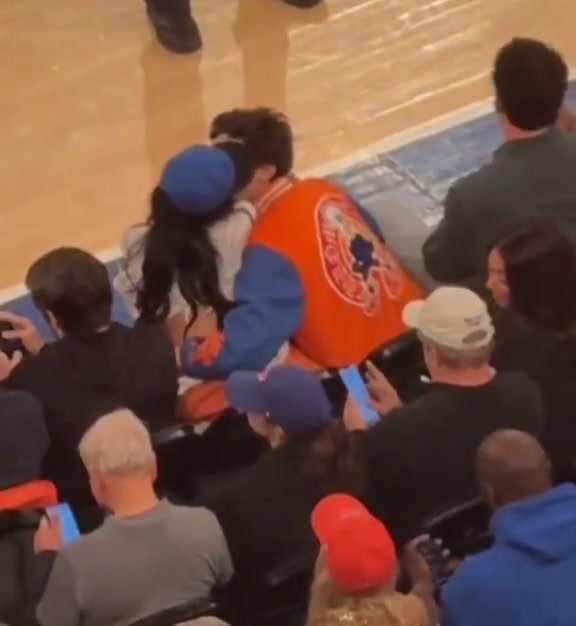 DG视讯官网平台大尺度💋凯莉-詹娜转发美剧片段：尼克斯赢球时我才会啪啪啪