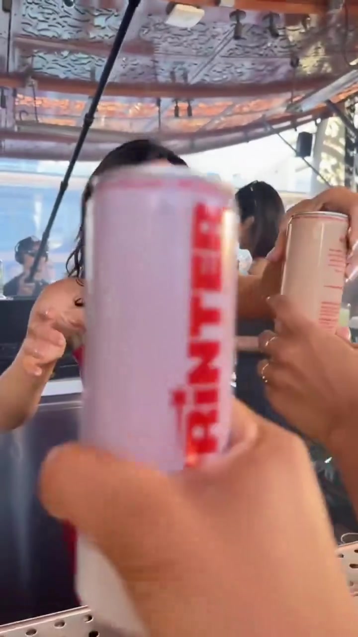 DG视讯官网平台大尺度💋凯莉-詹娜转发美剧片段：尼克斯赢球时我才会啪啪啪